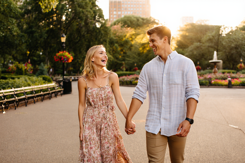 Un couple en plein date dans un parc